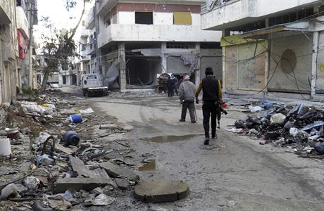 Syrtí povstalci a civilisté kráí po zniených ulicích obléhaného Homsu.