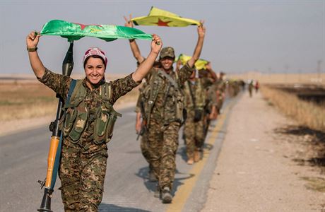Porazili dihádisty. Kurdtí bojovníci vítzn pochodují poblí klíového...