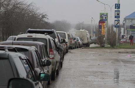 Kolona aut u benzínové stanice na Krymu. Obyvatelé poloostrova stojí ve front...
