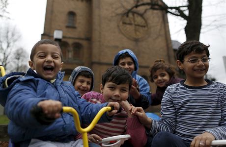 Syrské děti pózují fotografovi před protestantským kostelem v německém...