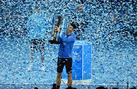 Novak Djokovi s trofejí pro vítze Turnaje mistr.