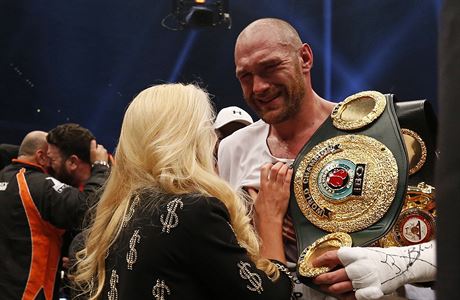 Tyson Fury s manelkou Paris.