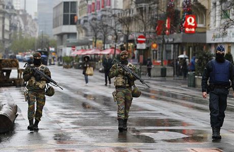 Belgití vojáci hlídkují v ulicích Bruselu.