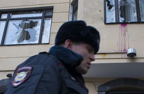 Policista míjí budovu tureckého velvyslanectví v Moskv s vytluenými okny.