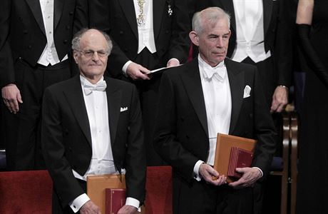 Laureáti Nobelovy cenu za ekonomii Thomas Sargent a Christopher Sims (vpravo).