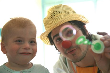 Zdravotní klauni pomáhají dtem zvládnout pobyt v nemocnici.