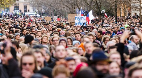 Pietní shromádní student vysokých kol 22. listopadu na praském Albertov.