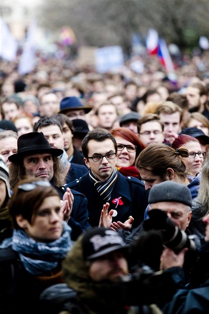 Pietní shromáždění studentů vysokých škol 22. listopadu na pražském Albertově.