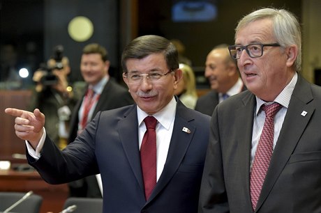 Turecký premiér Davutoglu mluví s prezidentem Evropské komise Jean-Claude...