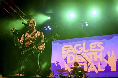 Jesse Hughes a zbytek kapely Eagles of Death Metal bhem vystoupení v Los...