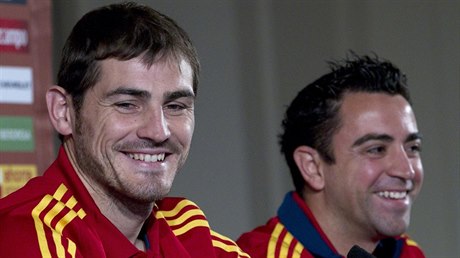 Iker Casillas (vlevo) a Xavi.