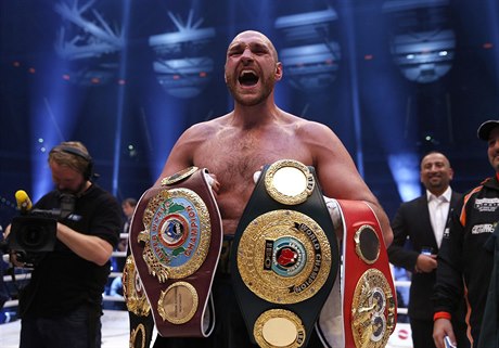 Tyson Fury s pásy pro ampiona organizací WBA, IBF a WBO.