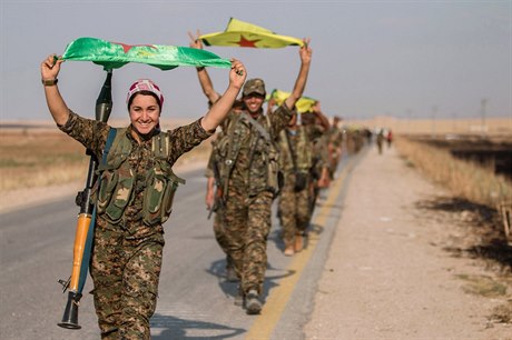 Porazili džihádisty. Kurdští bojovníci vítězně pochodují poblíž klíčového...
