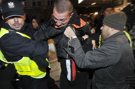 Katolití aktivisté protestují proti inscenaci kontroverzního dramatu z pera...