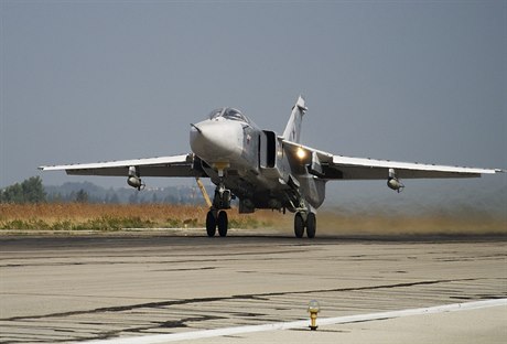 Ruský vojenský letoun typu Su-24 na archivním snímku z íjna 2015.
