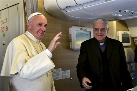 Papež František během letu do Nairobi.