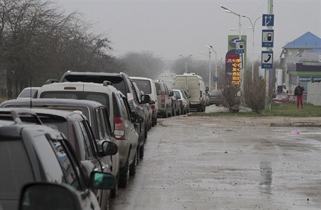 Kolona aut u benzínové stanice na Krymu. Obyvatelé poloostrova stojí ve front...