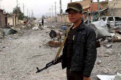 Jezídský dobrovolný bojovník v ulicích znovudobytého iráckého Sindáru.