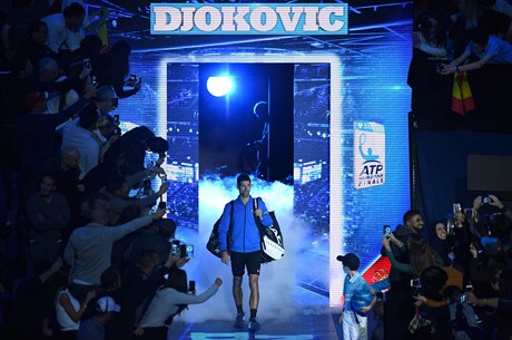 Srb Novak Djokovi nastupuje k semifinále Turnaje mistr.