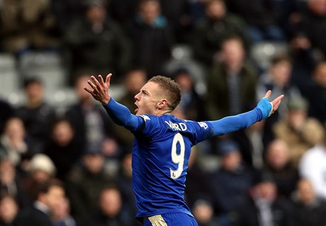 Jamie Vardy slaví svj desátý gól v Premier League za sebou. Vyrovnal tak...