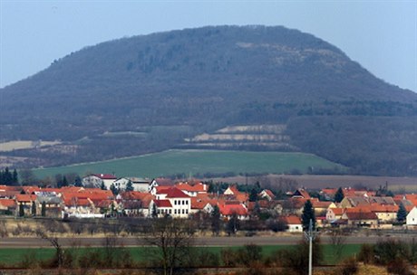 Obec Vrakov na Litomicku. Tsn ji míjí dálnice D8 a pibude...