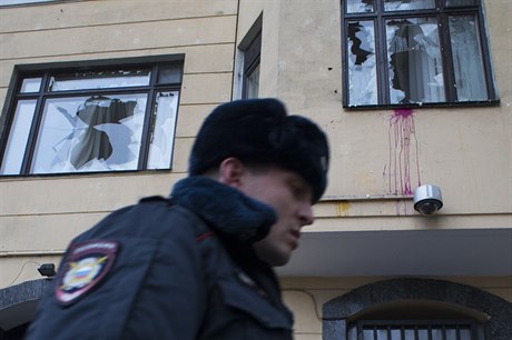 Policista míjí budovu tureckého velvyslanectví v Moskv s vytluenými okny.