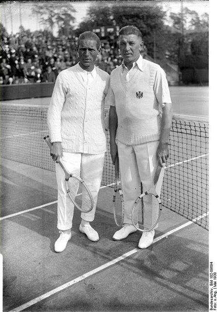 Karel Koeluh (vlevo) a Roman Najuch, maziválené tenisové hvzdy, se utkali v...