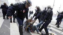 Francouzsk policie zasahuje proti protestujcmu