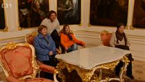 Pznivci prezidenta Miloe Zemana sed na vzcnch keslech na Praskm hrad.