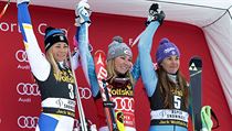 Pdium pro vtzky: uprosted Mikaela Shiffrinov z USA, nalevo vdka Frida...