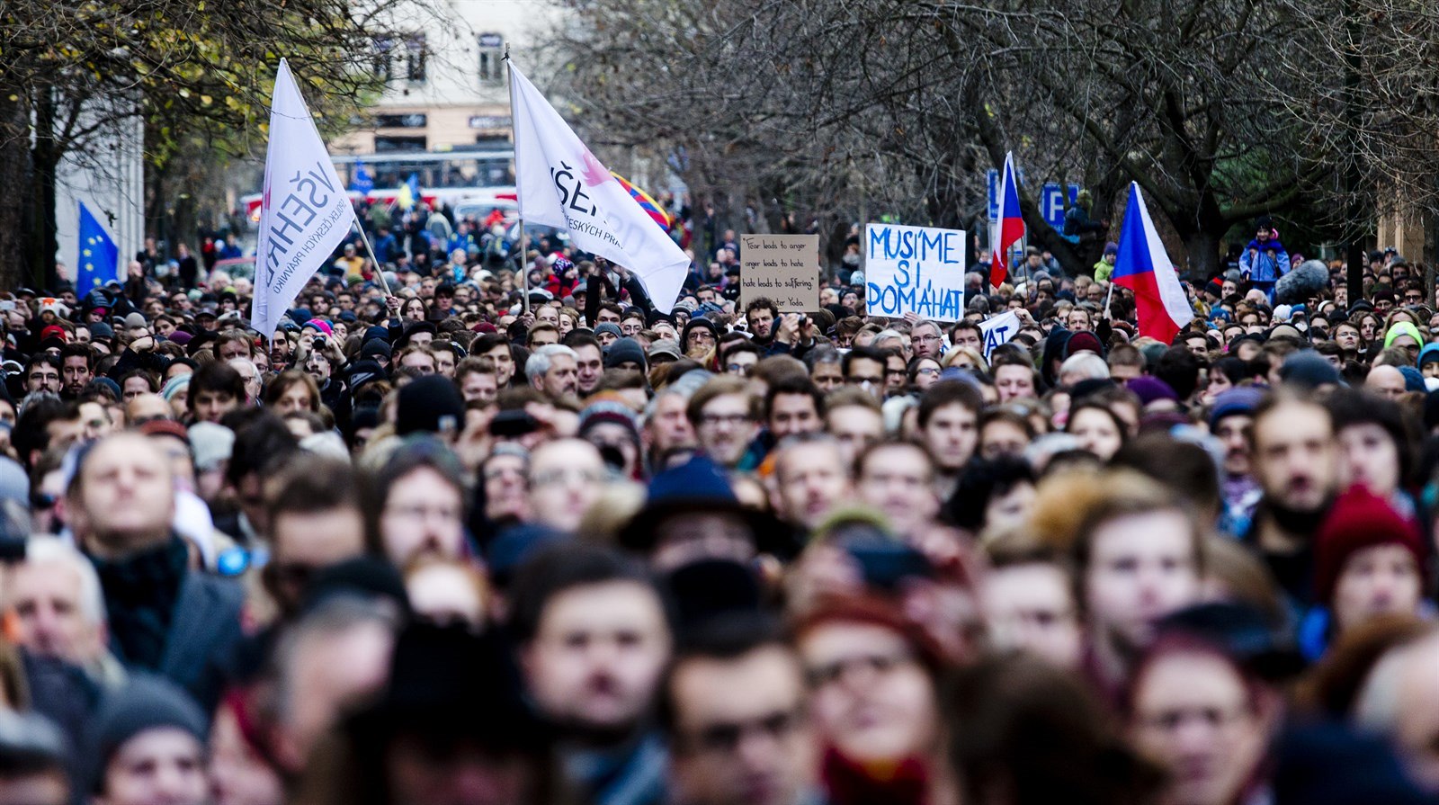 Pietní shromá�d�ní student� vysokých �kol 22. listopadu na pra�ském Albertov�.