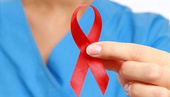 ervená stuka - symbol boje s virem HIV.