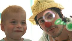 Zdravotní klauni pomáhají dětem zvládnout pobyt v nemocnici.