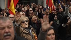 Španělé protestovali proti amnestii Frankových zločinů. Jiní na podporu diktátora hajlovali