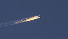 Jeden pilot sestelenho bombardru je mrtv, potvrdili Rusov. Pi zchrann operaci zemel vojk