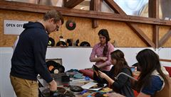 K výrob� vychytávek z vinylu se pou�ívají staré po�krábané desky.