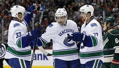 Radim Vrbata (uprosted) oslavuje výhru Vancouver Canucks.