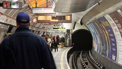 Experiment v londnskm metru: Stjte na eskaltorech vlevo a nechote po nich