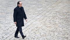 Prezident Francois Hollande pichází na pietní akci k uctní obtí paíských...