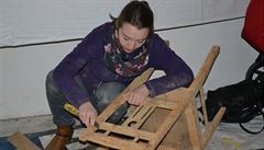 Starý nábytek se letos recykloval naposledy. Vevnit� to nejde a venku u� je...