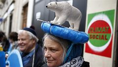 Žena s „medvědí“ čepicí upozorňující na klimatickou změnu