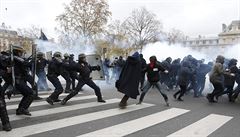 Protestující se stetli s policijí poblí paíského Námstí republiky