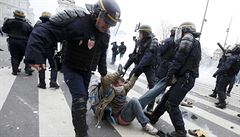 Francouzská policie zasahuje proti protestujícímu