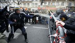 Stet policie s demonstranty v Paíi
