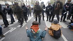 Paíská policie tváí v tvá sedícím demonstrantm