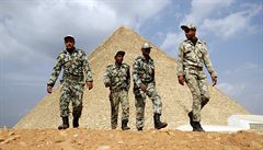 Egyptští vojáci před pyramidami v Gíze | na serveru Lidovky.cz | aktuální zprávy
