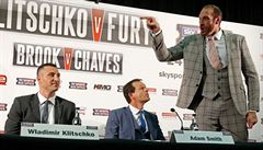 Tyson Fury (vpravo) na tiskové konferenci hrozí Vladimiru Klikovi (vlevo).