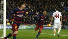 Lionel Messi (vlevo) slaví svj první gól po dvoumsíní absenci. Gratulovat mu...