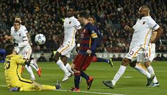 Lionel Messi (uprosted) dává druhý gól Barcelony v duelu s AS ím.