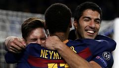 Smrtící útoné trio Barcelony slaví dalí gól.
